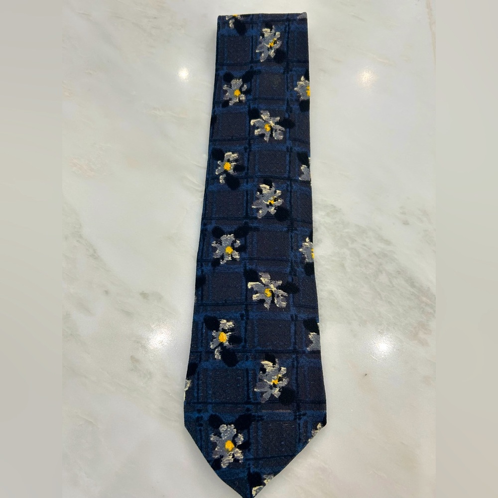 Hugo Boss tie. Grey and blue tie with gorgeous pattern detail. Great condition